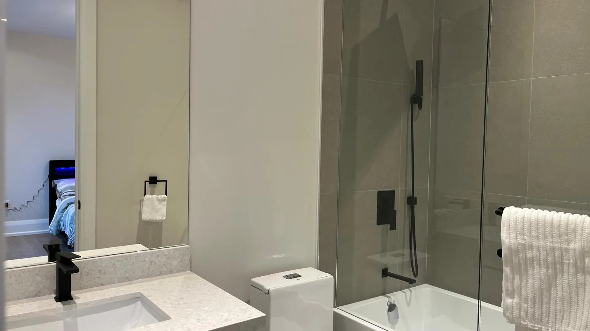 Luxurious New Lawrence Manor 6-Bedroom Home Toronto Holiday home